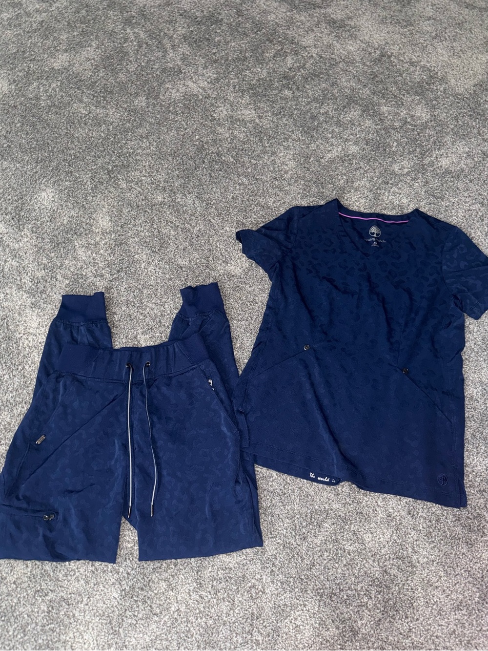 Navy cheetah scrub set XS - Picture 2 of 4